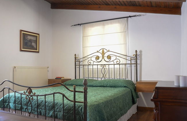 "sifakis Gorgeous Stone House" - Photo 1