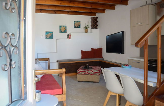 "sifakis Gorgeous Stone House" - Photo 5