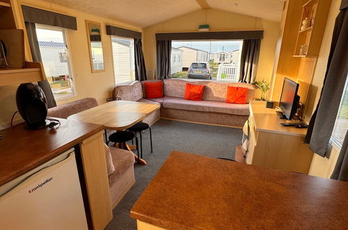 Photo 11 - 3 Bedroom, 8 Berth, Cosy Static Family Caravan