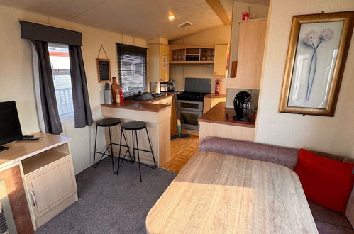 Photo 15 - 3 Bedroom, 8 Berth, Cosy Static Family Caravan