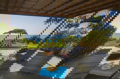 Foto 19 - Beachfront Villa Meneou 5