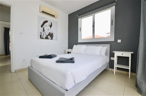 Foto 6 - Beautiful 4 Bed Villa in Ayia Napa, Nissi Beach