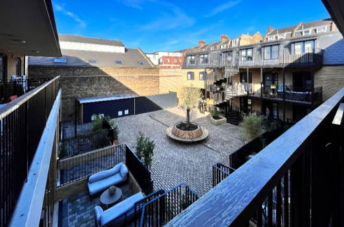 Photo 31 - The Tooting Escape - Glamorous 3bdr Flat With Balcony