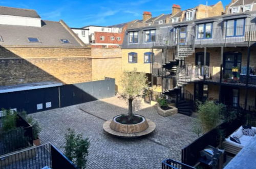 Photo 30 - The Tooting Escape - Glamorous 3bdr Flat With Balcony