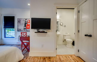 Photo 3 - 7 Private Suites Sleeps 25 Walkable to DT