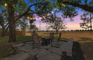 Photo 1 - Spacious Home - Fire Pit, BBQ and Outdoor Seating