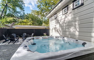 Photo 1 - Southern Charm - Near Main With Hot Tub