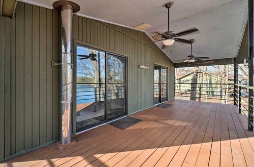 Foto 4 - Mod Table Rock Lake Home w/ Lake Access, Deck