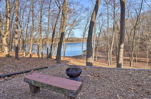 Foto 7 - Mod Table Rock Lake Home w/ Lake Access, Deck