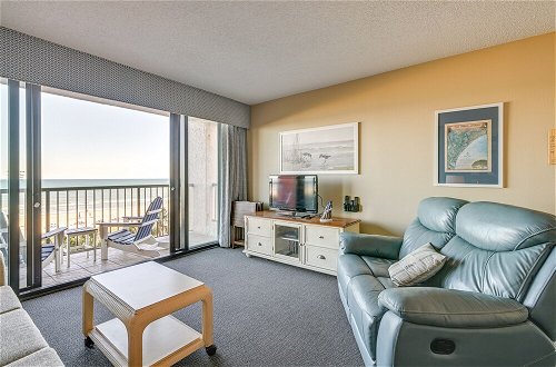 Foto 22 - Breezy Oceanfront Resort Condo on the Golden Mile
