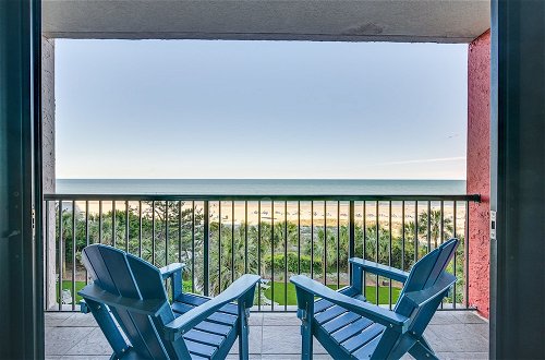 Foto 11 - Breezy Oceanfront Resort Condo on the Golden Mile