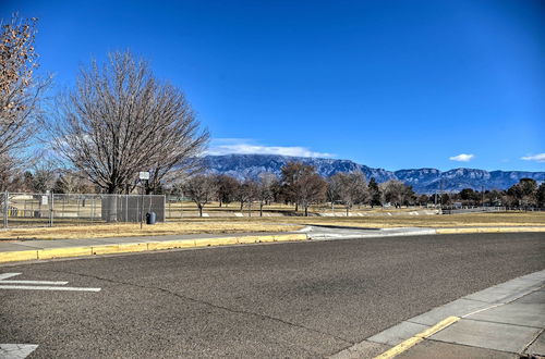 Foto 4 - Vibrant ABQ Adobe Den: Mtn Views, Walk to Park