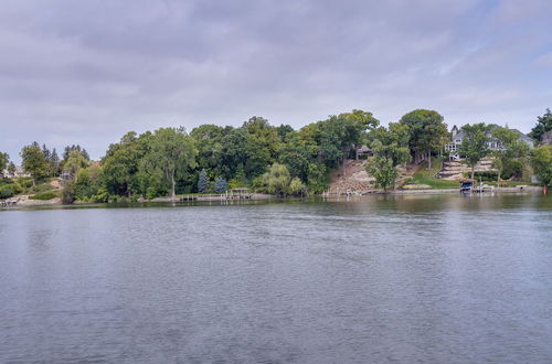 Foto 7 - Riverfront Appleton Home With Pool & Boat Dock