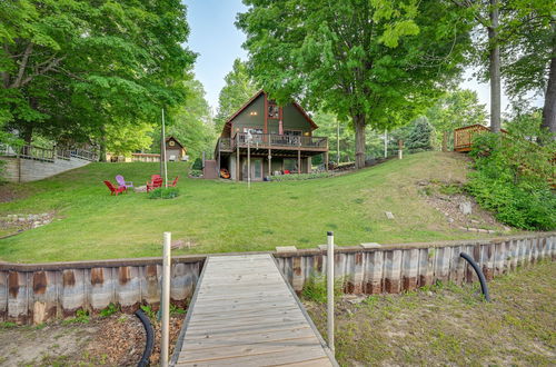 Foto 14 - Peaceful Waterfront Cabin on Tittabawassee River