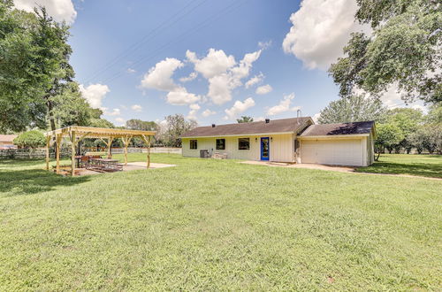 Photo 17 - Bright Wallis Cottage w/ Pergola & Grill