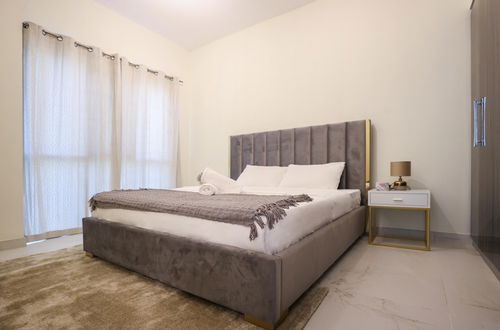 Foto 8 - Elite LUX Holiday Homes - Cozy Modern 1BR in Dubai South