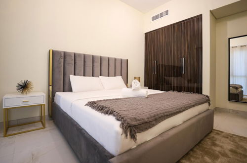 Photo 17 - Elite LUX Holiday Homes - Cozy Modern 1BR in Dubai South
