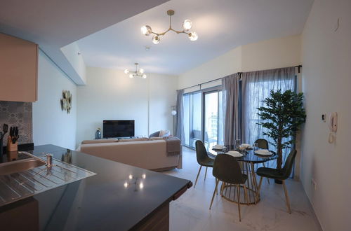 Foto 14 - Elite LUX Holiday Homes - Cozy Modern 1BR in Dubai South