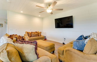 Photo 2 - North Carolina Cabin - Pool Table & Mountain Views