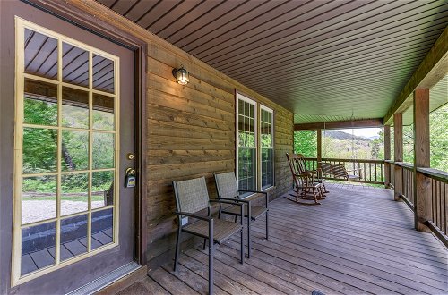 Foto 7 - Peaceful Maggie Valley Cabin w/ Mountain Views