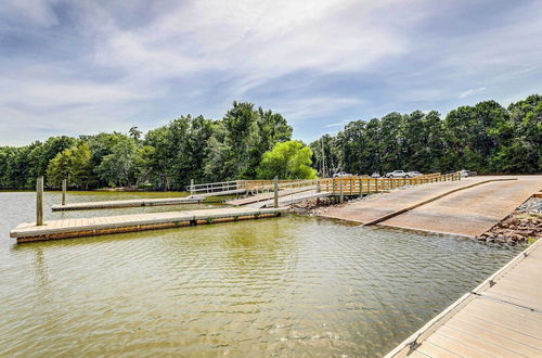 Foto 19 - Spacious Family Home on Lake Marion w/ Boat Ramp