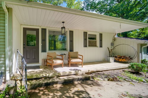 Foto 20 - Stylish Willoughby Hills Retreat w/ Fireplace