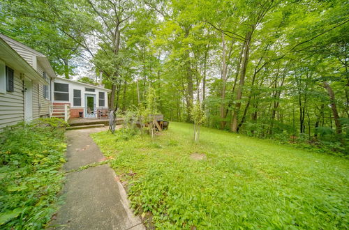 Foto 16 - Stylish Willoughby Hills Retreat w/ Fireplace