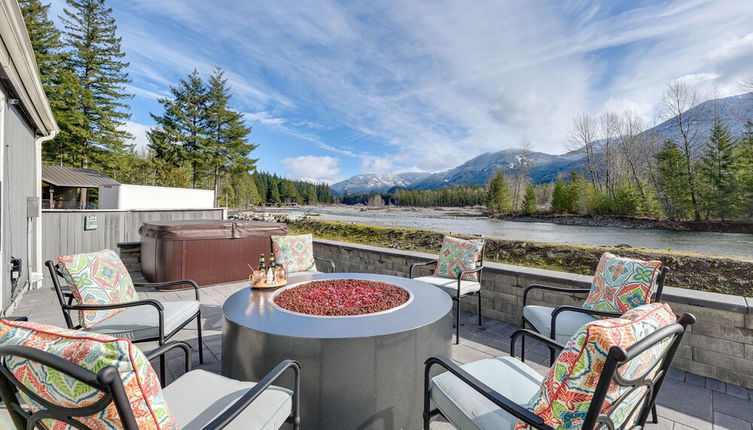 Foto 1 - Riverfront Home w/ Deck, Near Mount Rainier