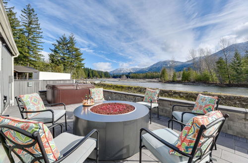 Foto 1 - Riverfront Home w/ Deck, Near Mount Rainier