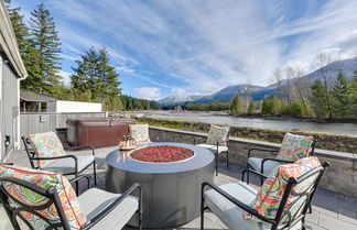 Foto 1 - Riverfront Home w/ Deck, Near Mount Rainier