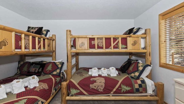 Mighty Bear Manor by Avantstay Elevated Cabin w/ Pine Tree Views, Hot Tub & Pool Table - Foto 2