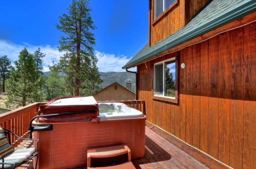 Foto 13 - Mighty Bear Manor by Avantstay Elevated Cabin w/ Pine Tree Views, Hot Tub & Pool Table