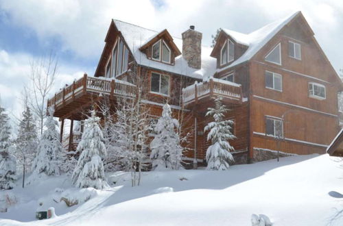 Photo 21 - Mighty Bear Manor by Avantstay Elevated Cabin w/ Pine Tree Views, Hot Tub & Pool Table