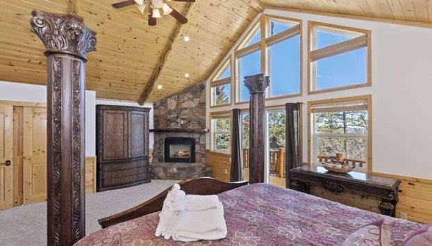 Mighty Bear Manor by Avantstay Elevated Cabin w/ Pine Tree Views, Hot Tub & Pool Table - Foto 3