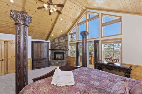 Photo 3 - Mighty Bear Manor by Avantstay Elevated Cabin w/ Pine Tree Views, Hot Tub & Pool Table