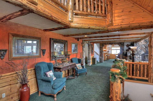 Foto 38 - Mighty Bear Manor by Avantstay Elevated Cabin w/ Pine Tree Views, Hot Tub & Pool Table