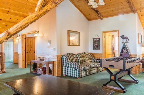 Foto 39 - Mighty Bear Manor by Avantstay Elevated Cabin w/ Pine Tree Views, Hot Tub & Pool Table