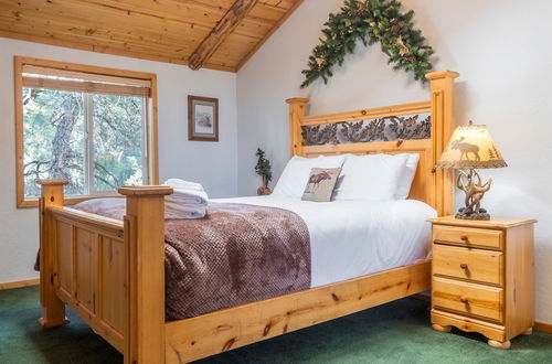 Foto 7 - Mighty Bear Manor by Avantstay Elevated Cabin w/ Pine Tree Views, Hot Tub & Pool Table