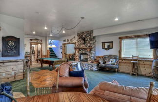 Foto 2 - Mighty Bear Manor by Avantstay Elevated Cabin w/ Pine Tree Views, Hot Tub & Pool Table