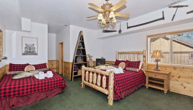Mighty Bear Manor by Avantstay Elevated Cabin w/ Pine Tree Views, Hot Tub & Pool Table - Foto 4