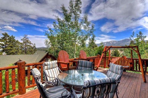 Foto 8 - Mighty Bear Manor by Avantstay Elevated Cabin w/ Pine Tree Views, Hot Tub & Pool Table