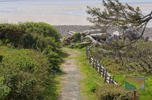 Foto 7 - The Castle Rock Estate by Avantstay Steps From Arch Cape Beach w/ Hot Tub & Sauna