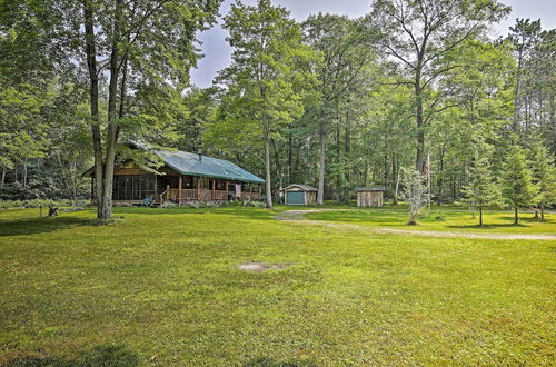 Foto 19 - Scenic Cabin on 2 Acres Near Lake Holcombe Marina