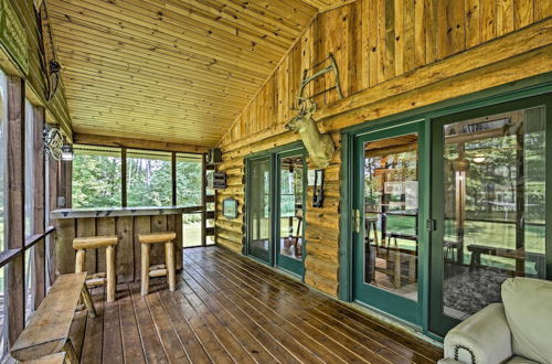 Foto 6 - Scenic Cabin on 2 Acres Near Lake Holcombe Marina