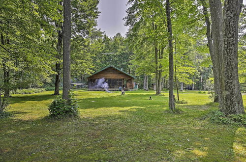 Foto 13 - Scenic Cabin on 2 Acres Near Lake Holcombe Marina