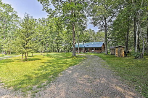 Foto 4 - Scenic Cabin on 2 Acres Near Lake Holcombe Marina