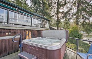 Foto 2 - Beautiful Home on Hood Canal w/ Hot Tub & Dock