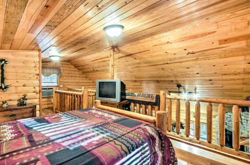 Foto 9 - Smoky Mountain Rustic Log Cabin w/ Furnished Patio