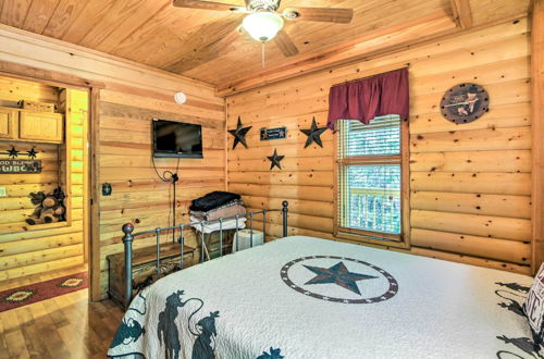 Foto 13 - Smoky Mountain Rustic Log Cabin w/ Furnished Patio