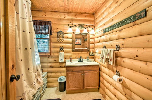 Foto 6 - Smoky Mountain Rustic Log Cabin w/ Furnished Patio